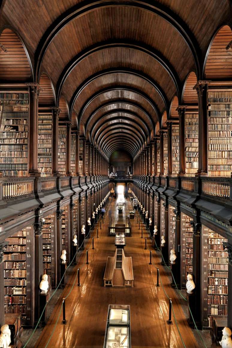 Maior e mais antiga biblioteca da Irlanda, a biblioteca do Trinity College foi fundada em 1592 e reúne uma coleção de mais de 4 mi de livros
