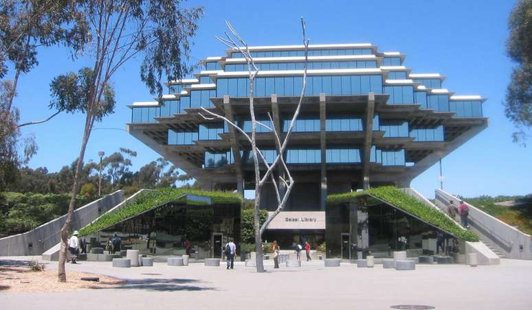 Biblioteca Geisel, Estados Unidos. Além de ser a principal biblioteca da Universidade de San Diego, a Biblioteca Geisel é uma das mais importantes e modernas do planeta. Inaugurada na década de 70, parece uma nave espacial, e já foi usada como cenário de diversos filmes de ficção científica