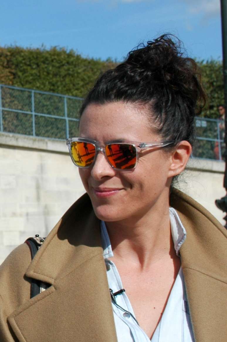 A blogueira Garance Doré escolheu óculos com lentes espelhadas em tons de amarelo e laranja 