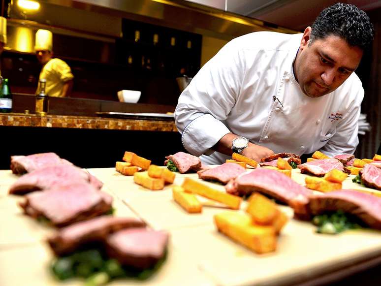 Durante passagem pelo Brasil, o chef executivo Armando Monterroso falou sobre suas impressões do país, sua história dentro do mundo da gastronomia e sobre o funcionamento dos restaurantes que comanda