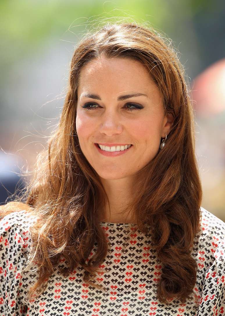 Segundo o site 'Huffington Post', Kate Middleton faz lifting facial com veneno de abelha, uma alternativa orgânica ao Botox que estimula a circulação do sangue na pele. O tratamento faz aumentar a produção de colágeno e estimula a renovação das células