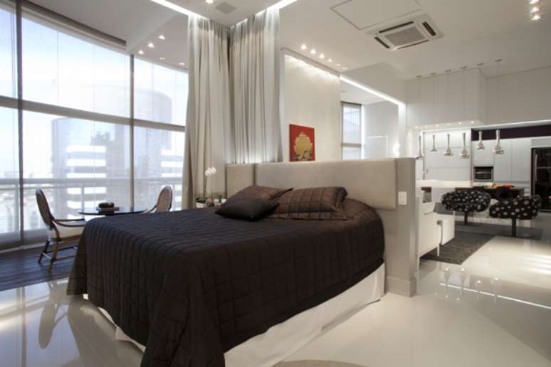 A ausência de divisão entre quarto, sala e cozinha é característica dos lofts. Este foi projetado pela arquiteta Evelin Sayar. Informações: (11) 4991 6493