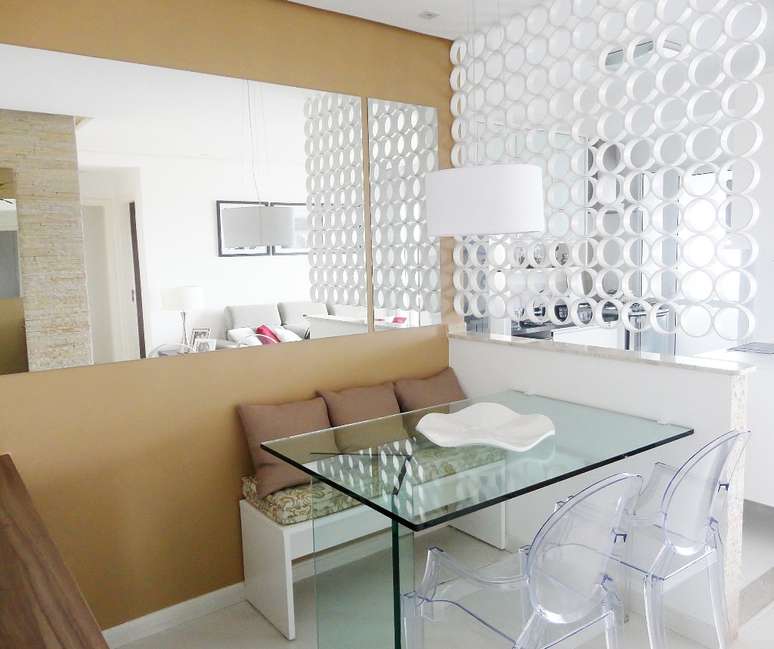 Neste apartamento, a arquiteta Marcy Ricciardi usou esse painel de madeira revestida com laca branca para separar a cozinha da sala de jantar. Informações: (11) 99824-2743
