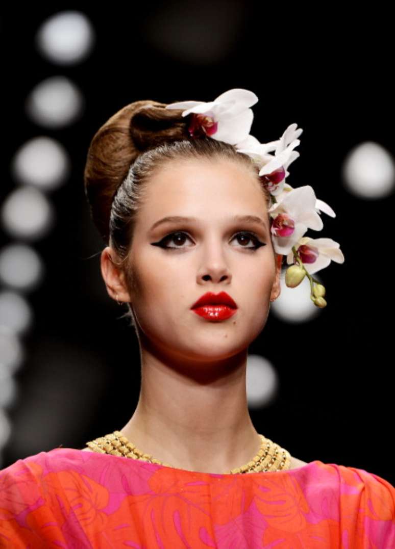 Delineador com cantos puxados e batom vermelho definem beleza da Issa, na Semana de Moda de Londres