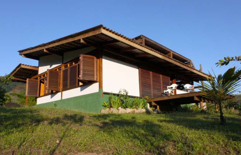 Pedro Saito projetou a casa na praia do Bonete, situada na parte mais isolada da Ilha Bela, no litoral de São Paulo. Informações: (11) 3814-7563