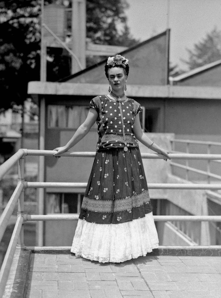 Considerada ícone fashion, a pintora Frida Kahlo usava suas roupas para esconder imperfeições do corpo causadas por problemas de saúde