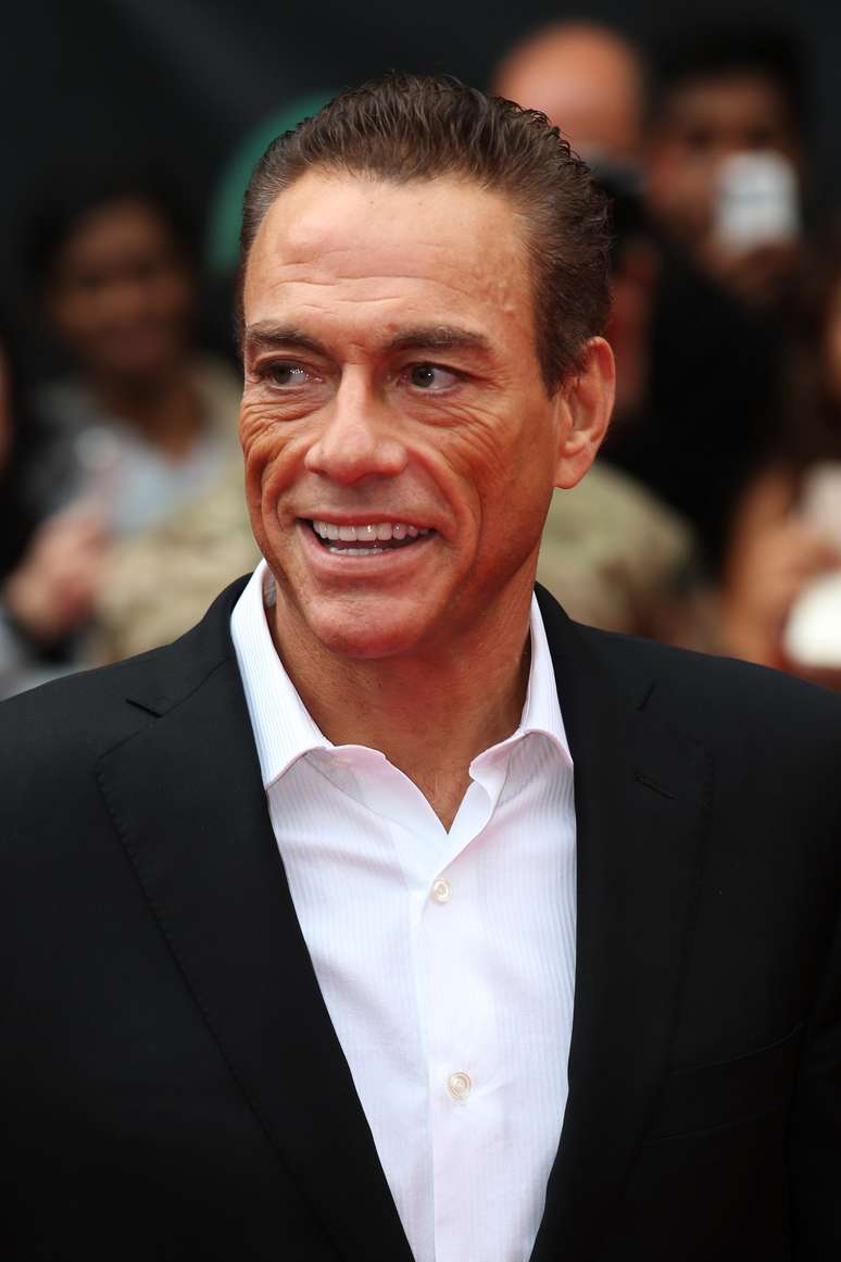 <p><strong>Jean-Claude Van Damme: </strong>o ator disse ao site E! Online que recebe tratamento para a doença. Ele contou que depois que tornou público o problema, a comoção das pessoas ao seu redor vem ajudando no processo</p>