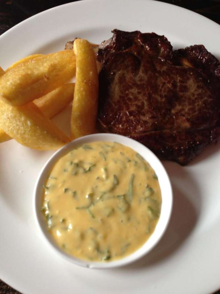 Em alguns momentos, no entanto, Nigella opta por pratos com mais substância, como uma foto tirada em um restaurante de um bife com molho bérnaise, acompanhado de fritas