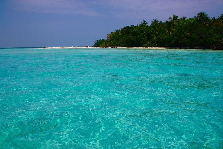 West Snake Caye, Belize - A menos de 30 km da cidade de Punta Gorda, no litoral do Belize, um grupo de quatro ilhas conhecidas como os Snake Cayes encontram-se protegidas dentro de uma reserva marinha com uma vegetação abundante e uma rica fauna marinha. A mais bela delas é a de West Snake Caye, incrível ilha deserta e preservada