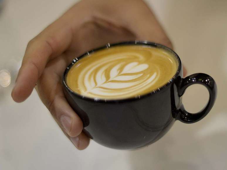 Baristas especialistas em Latte Art ensinam como fazer desenhos com leite vaporizado durante feira de café
