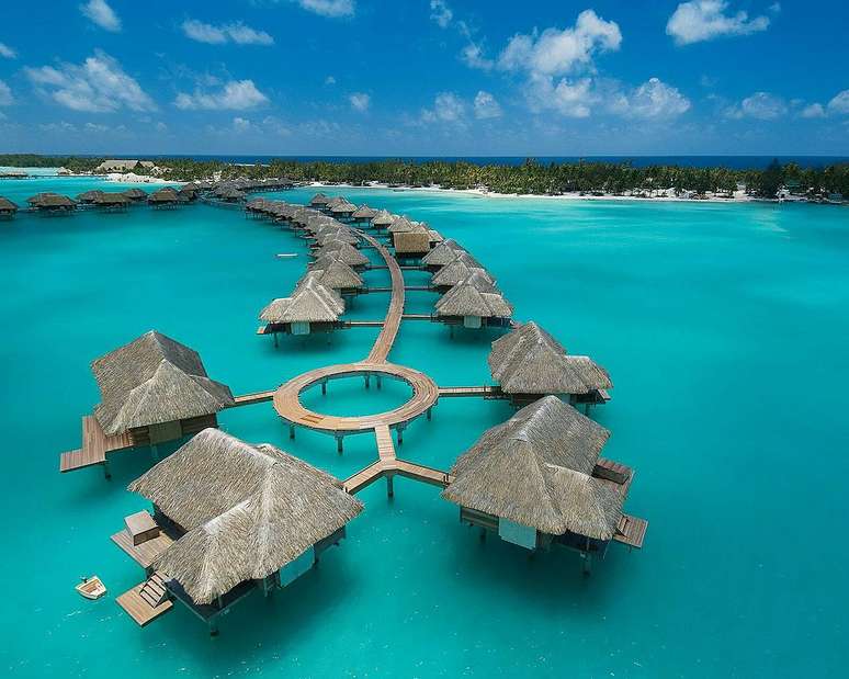 Four Seasons Resort Bora Bora, Polinésia Francesa - A ilha de Bora Bora, na Polinésia Francesa, é um dos destinos mais incríveis que existem no planeta. O Four Seasons Resort Bora Bora recebe seus hóspedes em bangalôs de luxo erguidos sobre as águas cristalinas da região, com conforto e serviço dignos deste cenário paradisíaco