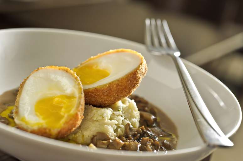 O ovo mollet é uma receita em que o ovo é servido inteiro, envolto em casquinha crocante e frita, com gema molinha por dentro