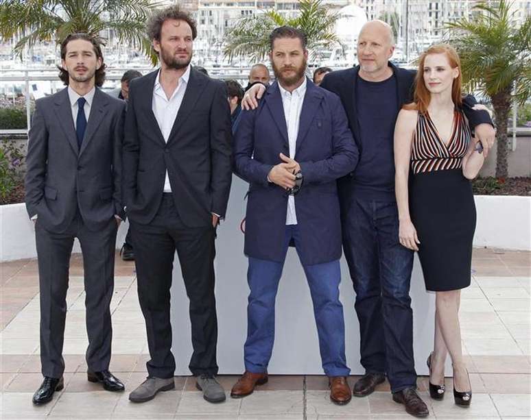 Integrantes do elenco de “Os Infratores” e o diretor John Hillcoat (2o à dir.) posam para fotógrafos no festival de Cannes. 19/05/012