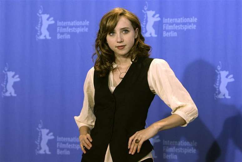 A atriz Zoe Kazan posa durante o 59o Festival Berlinale de filmes, em Berlim, em 2009. Os diretores do sucesso "Pequena Miss Sunshine" (2006), que faturou mais de 100 milhões de dólares nas bilheterias, combinam, na medida certa, o espanto, a graça e a ternura do romance improvável entre um escritor precoce e genial, mas que vive um bloqueio criativo, Calvin Weir-Fields (Paul Dano), e uma adorável pintora, Ruby Sparks (Zoe Kazan), que nasceu diretamente de sua imaginação. 09/02/2009