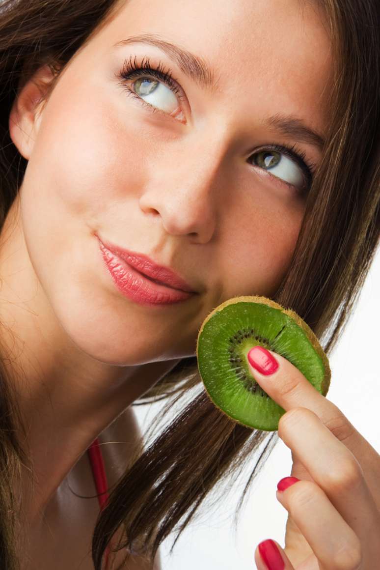 Rico em vitaminas A e C, lipídeos e sais minerais, extrato glicólico de kiwi nutre profundamente a pele seca e combate os radicais livres