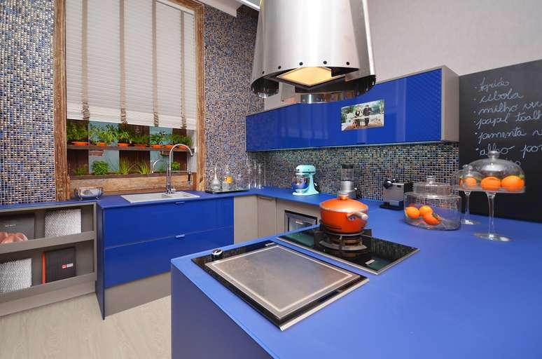 Projeto do arquiteto Thoni Litsz para a Casa Cor Rio 2012. Ele criou uma cozinha equipada num ambiente de apenas 28m². Informações: (21) 2548-1983