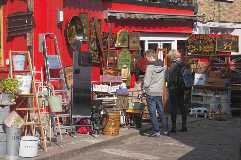 Portobello Road, Londes, Inglaterra: situada no bairro de Notting Hill, a rua de Portobello Road recebe, aos sábados, o principal mercado de pulgas de Londres. A feira, especializada  em roupas de segunda mão e antiguidades, é muito apreciada, tanto pelos habitantes da capital inglesa quanto pelos turistas