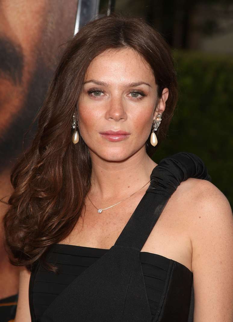 Anna Friel injeta partes do seu sangue nas rugas, para estimular a produção de colágeno