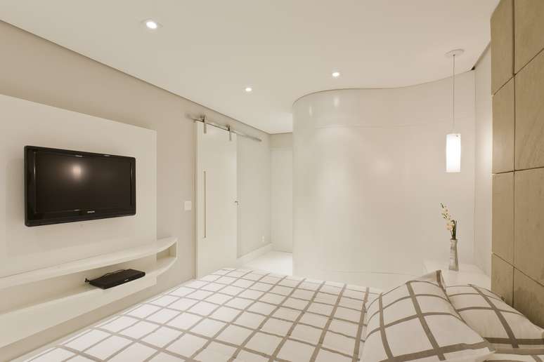 A arquiteta Sabrine Santos recebeu a encomenda de transformar dois flats de 24m² em um refúgio de um empresário que mora nos arredores de São Paulo. Informações: (11) 4191-1710