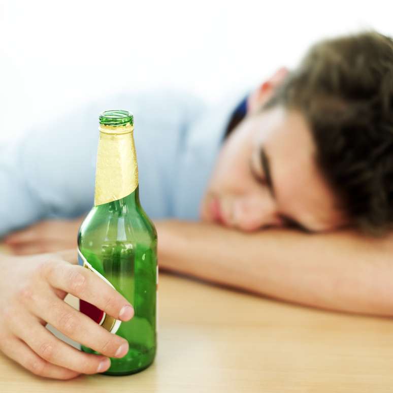 Estudo mostrou que os homens dependentes de álcool têm duas vezes mais chances de morrer do que pessoas da mesma idade que não bebem em excesso