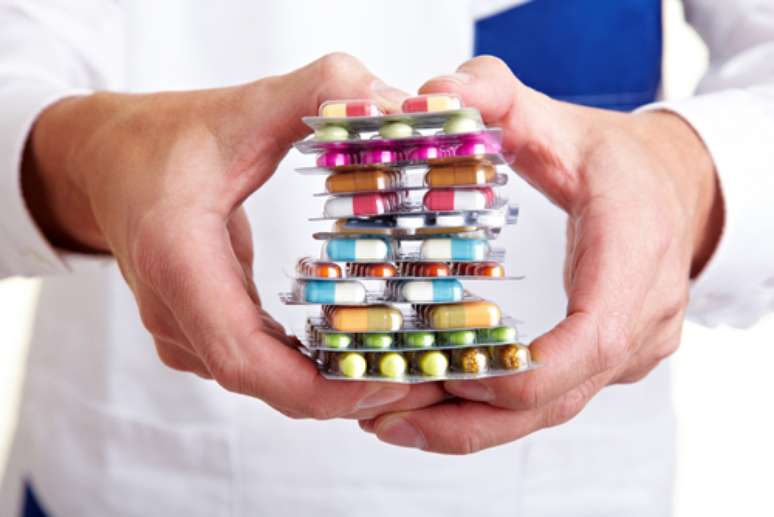 Segundo uma pesquisa do Centro Multidisciplinar da Dor, 51 porcento dos pacientes se baseiam em sugestões de pessoas não qualificadas para uso de medicamentos e 40 porcento em prescrições anteriores.
