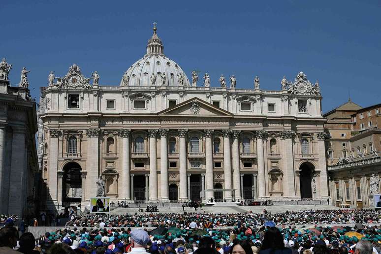 Vaticano - Enclave murado dentro de Roma e sede da Igreja Católica, o Vaticano é o menor Estado do planeta, com uma área de 0,44 km². Além de ser um ponto de peregrinação, especialmente nas ocasiões em que o Papa abençoa os fiéis na Praça São Pedro, o Vaticano tem belas atrações turísticas como a Capela Sistina e a Basílica de São Pedro