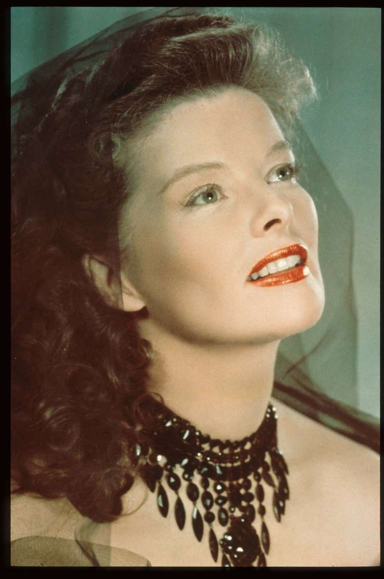 O estilo pessoal da atriz Katharine Hepburn (1907-2003) está em cartaz em Nova York através de vestidos leves, longos e levemente justos que a americana exibiu no cinema, assim como das clássicas calças que a transformaram em ícone da moda