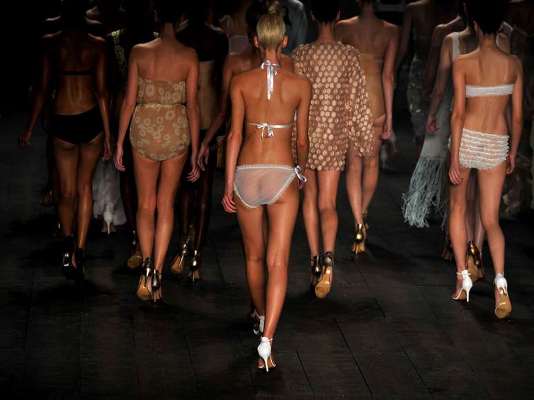 Na apresentação de Adriana Degreas, as modelos desfilaram com biquínis que lembram "lingerie de vovó", grande e com babadinhos. A transparência continuou aparecendo