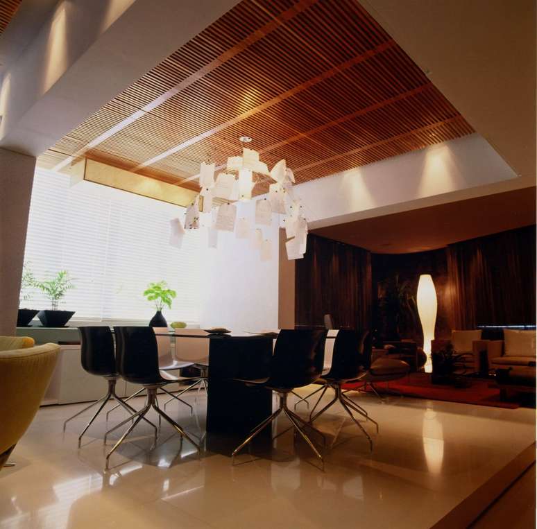 O forro de madeira dá destaque para a sala de jantar, que era o menor dos ambientes desta ampla casa projetada pela arquiteta Denise Barreto. Informações: (11) 3078-6963