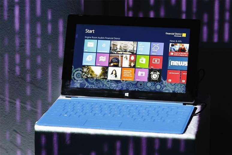 Um tablet Microsoft Surface é apresentado durante evento de lançamento do Microsoft Windows 8 em Nova York, nos EUA. 25/10/2012