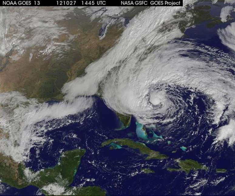 Imagem de satélite do Furacão Sandy divulgada pelo Centro Nacional de Furacões dos Estados Unidos. O ciclone tropical Sandy recuperou força de furacão neste sábado após uma queda nos ventos tê-lo transformado em uma tempestade tropical. 27/10/2012