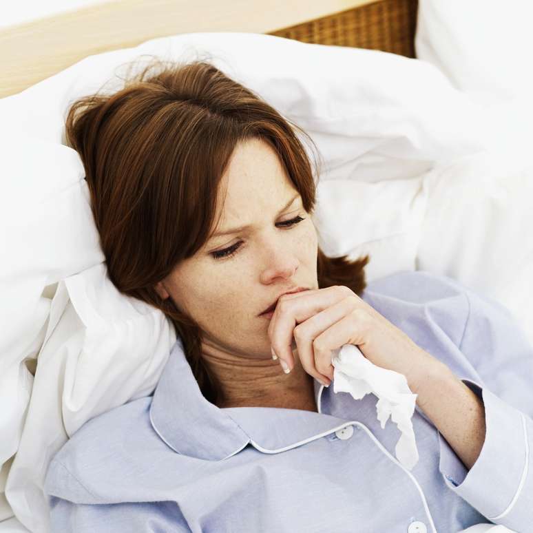 9. Descanso: segundo o médico, esta pode não ser a solução mais rápida, mas ficar um pouco de repouso é provavelmente a melhor coisa que você pode fazer para combater a infecção que causou a sua dor de garganta. "A grande maioria das dores nessa região é causada por um vírus da gripe, e sabemos que há muito pouco que possa ser feito para curar uma gripe. Então, garantir que seu corpo está descansado pode ajudá-lo a se livrar do vírus antes", defende