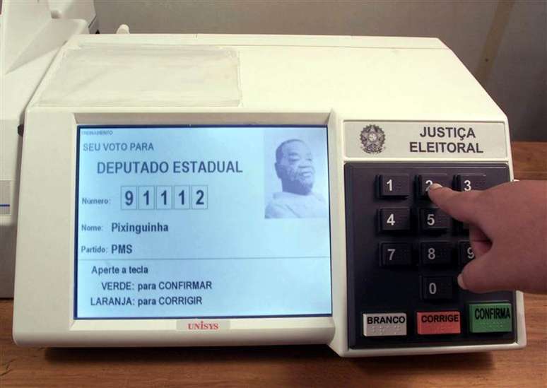 Foto de arquivo mostra urna eletrônica a ser usada nas eleições brasileiras, em São Paulo. O Tribunal Superior Eleitoral (TSE) informou que 128 urnas eletrônicas foram substituídas até as 11h deste domingo, segundo turno das eleições municipais. 02/10/2002
