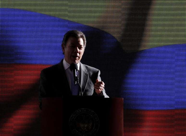 Presidente colombiano Juan Manuel Santos é visto ao discursar em setembro no palácio presidencial em Bogotá. O governo da Colômbia e as Farc evidenciaram no sábado novas diferenças sobre a nova agenda que começarão a discutir em novembro, em Cuba, a fim de negociar a paz com a qual buscam o fim para o conflito interno que aflige a país sul-americano há quase cinco décadas. 12/09/2012