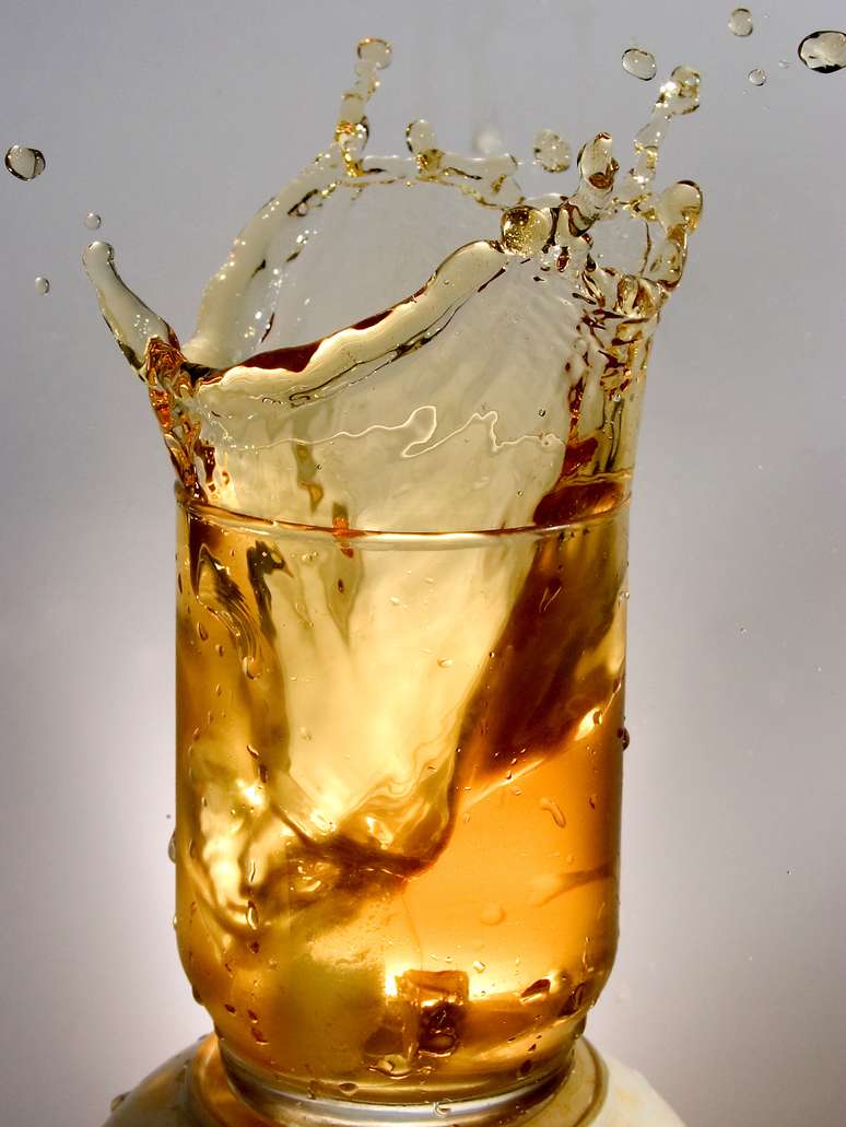 A cafeína normalmente não é a única substância energética presente nesse tipo de bebida. Muitos desses produtos contêm ingredientes como guaraná, açaí, taurina, ginseng, arnitine, creatina, inositol, ginkgo biloba e outros com efeito estimulante, que em excesso também podem causar problemas para a saúde. Porém, nem sempre o consumo de energéticos é negativo. "Tem sido mostrado que a taurina tem capacidade de melhorar a performance atlética, o que pode ter sido responsável pela adição dela em diversas bebidas energéticas. A mistura dessa substância também pode melhorar o desempenho mental, mas as pesquisas sobre isso ainda são inconclusivas", diz Amy Shapiro, da Real Nutrition