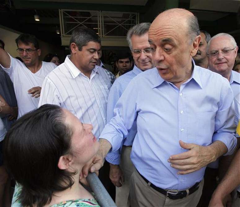 Candidato derrotado à prefeitura de São Paulo José Serra conversa com eleitora depois de votar no segundo turno da eleição municipal deste domingo, 28 de outubro de 2012.