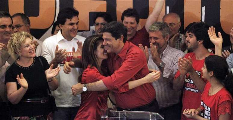 O recém-eleito prefeito de São Paulo, Fernando Haddad, do PT, abraça sua esposa, Ana Estela, em São Paulo. 28/10/2012