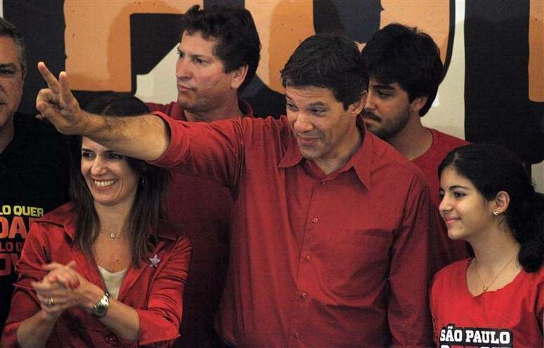 O recém-eleito prefeito de São Paulo, Fernando Haddad (PT), gesticula próximo a sua esposa, Ana Estela, e sua filha, Ana Carolina, em São Paulo. 28/10/2012