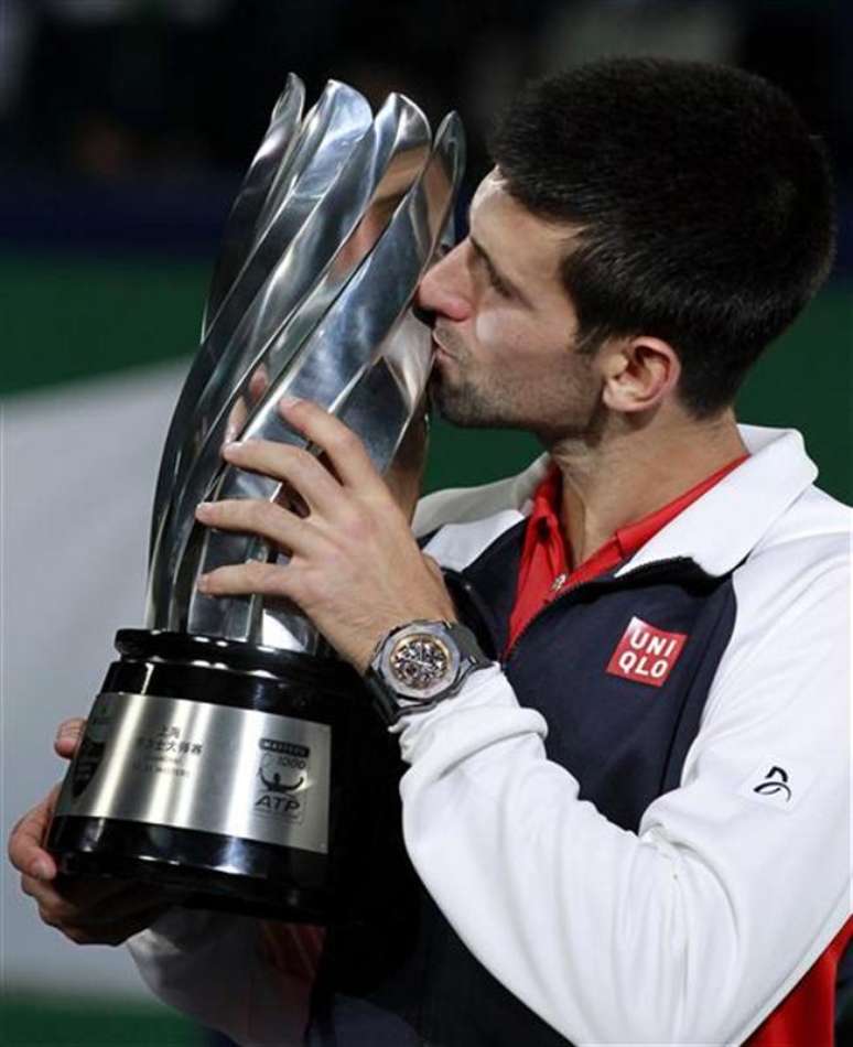 <p>Djokovic ergue trof&eacute;u do Masters 1000 de Xangai, em 2012</p>