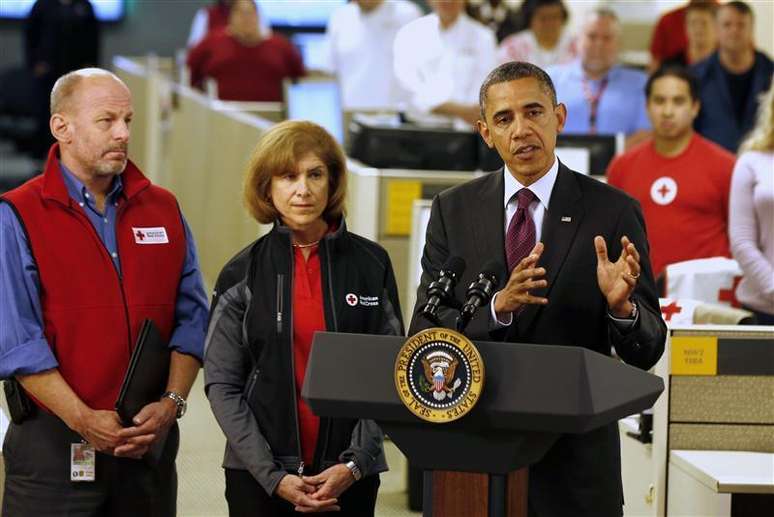 O presidente dos EUA, Barack Obama (direita), fala sobre os danos causados pelo Furacão Sandy e os esforços de resgate na sede da Cruz Vermelha em Washington, nos EUA. 30/10/2012