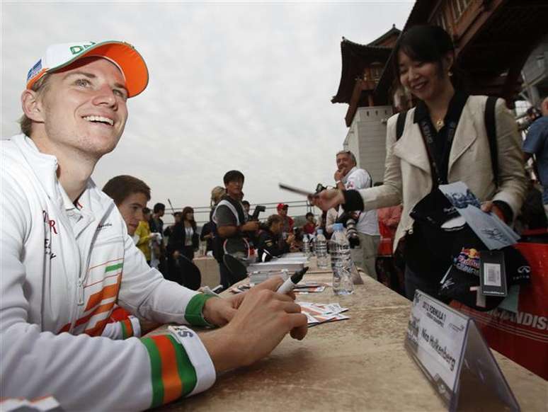 Piloto de F1 Nico Hulkenberg sorri durante sessão de autógrafos no Circuito Internacional da Coreia antes do GP de Yeongam, Coreia do Sul. O piloto alemão Nico Hulkenberg, da Force India, vai correr pela Sauber na próxima temporada da Fórmula 1, informou a equipe suíça nesta quarta-feira. 13/10/2012