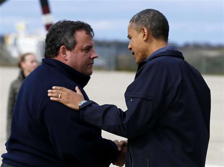 Presidente norte-americano e candidato à reeleição, Barack Obama, é recebido por Chris Christie, governador de Nova Jersey, no aeroporto de Nova Jersey. Deixando de lado as diferenças partidárias, Obama e Christie visitaram juntos nesta quarta-feira regiões de Nova Jersey destruídas pela tempestade Sandy, onde viram casas queimadas e ruas alagadas após a passagem da tempestade Sandy. 31/10/2012