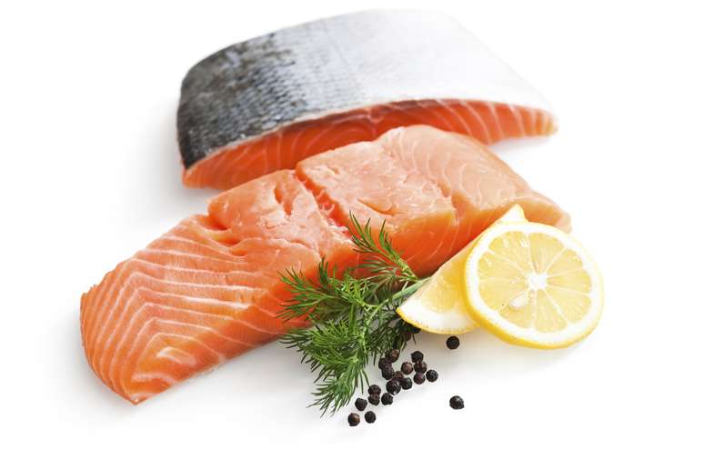 Peixes gordurosos, como salmão, truta ou cavala, são benéficos à saúde