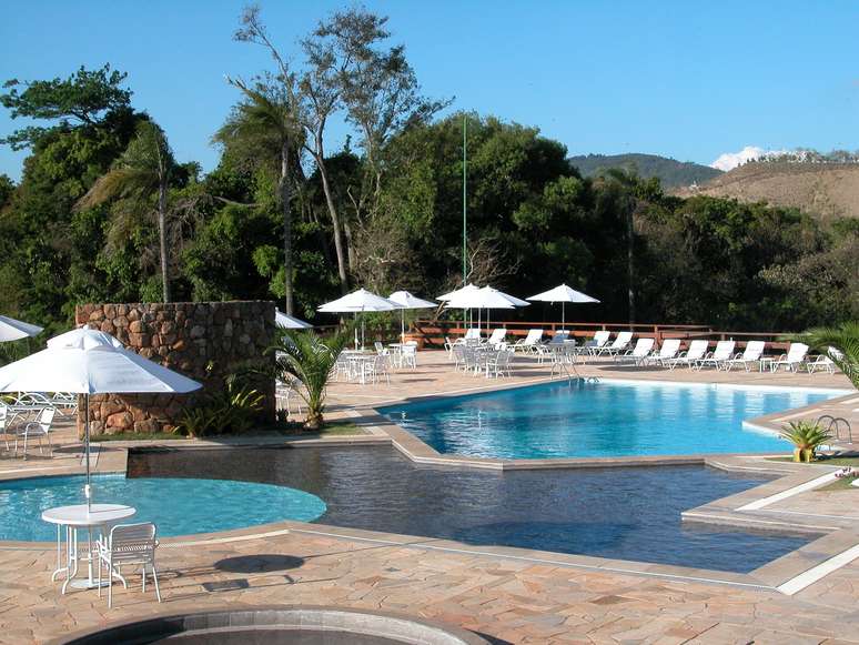 Canto da Floresta, Amparo, Brasil: localizado na cidade de Amparo, a 125 km de S&atilde;o Paulo, o hotel Canto da Floresta oferece uma promo&ccedil;&atilde;o para turistas que se hospedarem durante o feriado de 15 de novembro ao do dia 20. Para os dias 14 e 18, o pre&ccedil;o do pacote &eacute; de R$ 2.696, mas quem emendar os feriados ganhar&aacute; uma di&aacute;ria de cortesia, com pacotes a partir de R$ 3.370. O valor inclui hospedagem de duas pessoas com caf&eacute; da manh&atilde;, almo&ccedil;o e jantar. O hotel tem piscina climatizada, esportes como arco flecha, futebol e t&ecirc;nis, al&eacute;m de trilhas ecol&oacute;gicas. Reservas: (11) 3892-7732