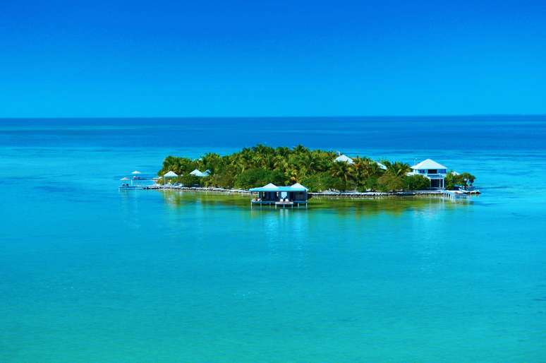 Cayo Espanto, Belize - A 5 km de Ambergris Caye, maior ilha do litoral do Belize, Cayo Espanto é um pequeno paraíso com oito vilas luxuosas de diferentes tamanhos.  As águas caribenhas em volta são ótimas para a prática do mergulho, e o ambiente convida os hóspedes a relaxar ao máximo com diárias a partir de R$ 3.200