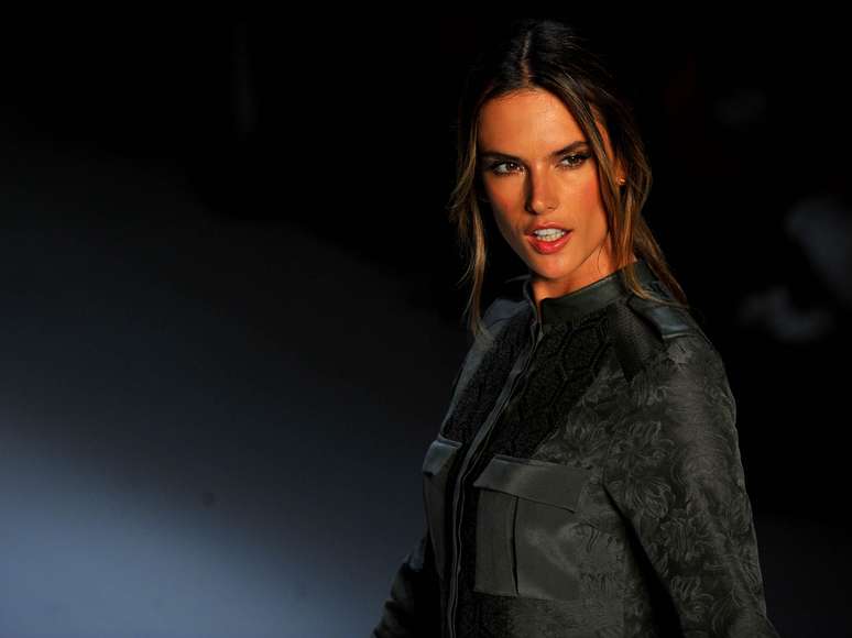 Alessandra Ambrosio desfilou pela Colcci no São Paulo Fashion Week