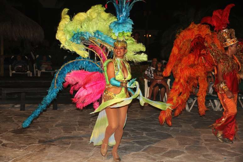 No Carnaval de Aruba, a música pode até ser diferente  uma mistura de tumba antilhanha, calypso e salsa  mas os trajes se assemelham aos das passistas brasileiras 