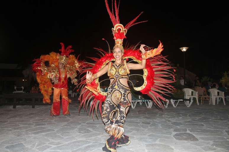 O Carnaval é a principal festa popular de Aruba e dura mais de um mês. Assim como no Brasil, as ruas são tomadas por passistas fantasiadas e muita música. Os ritmos, porém, são outros. No país caribenho imperam a tumba, o calypso e a salsa 