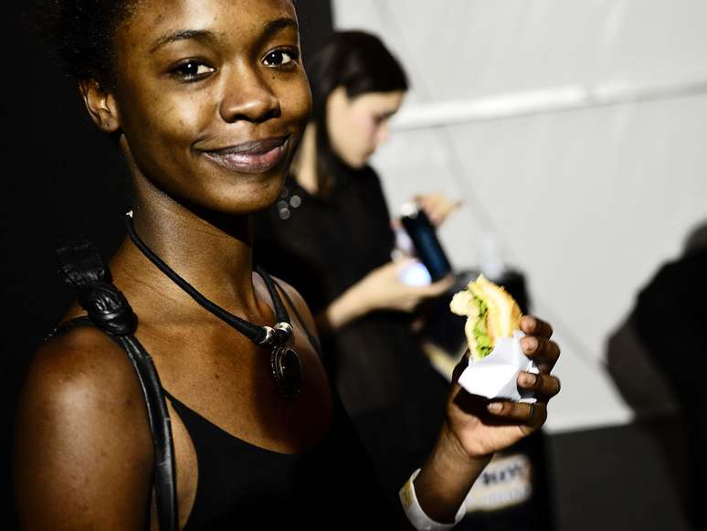 Na correria, muitas das modelos só conseguem comer o que as marcas oferecem nos camarins durante o SPFW