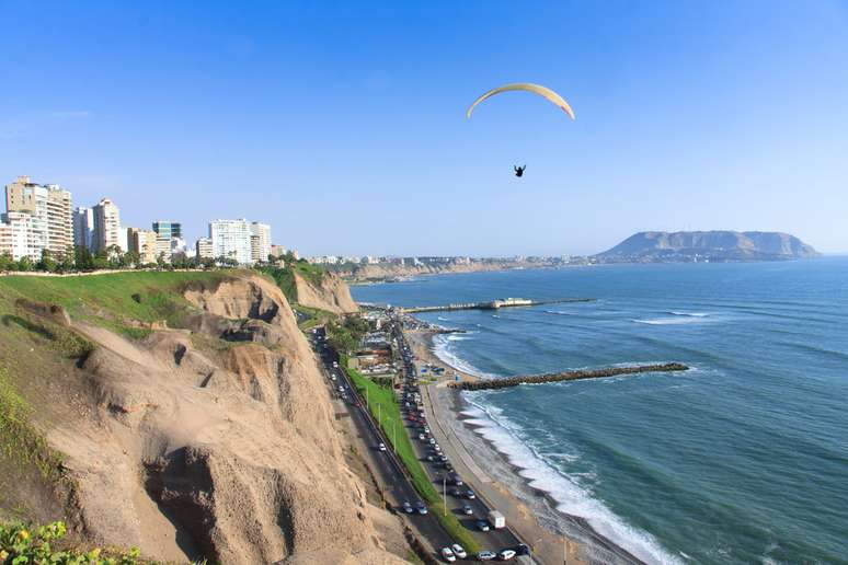 A primeira imagem que vem à cabeça quando se fala no Peru são as ruínas do Império Inca, como Machu Pitchu. Mas o país também tem outras paisagens fascinantes, como a vista do Oceano Pacífico a partir de Lima. No bairro de Miraflores, dá até para esquecer das civilizações antigas e se aventurar em um salto de paraglider (acima)